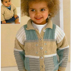 Puede incluir: Un cárdigan de punto multicolor para niño. El suéter presenta un diseño de patchwork con secciones en beige, azul claro, blanco y gris. El cárdigan tiene cuello y está hecho de material de punto. Una imagen más pequeña de un niño con un suéter similar está en la esquina superior izquierda.