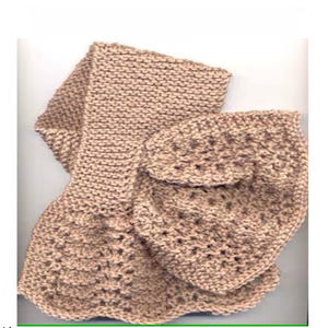 Könnte beinhalten: Ein beiges Strickschal- und Cowl-Set. Der Schal ist rechteckig, und der Cowl hat eine abgerundete Form mit einer Tasche. Das Strickwerk scheint aus einem weichen, strukturierten Garn zu bestehen, ideal für kalte Tage.
