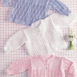 Modello per cardigan da neonato con trama a rilievo - 3 modelli, lana di spessore DK (download PDF)