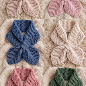 Può includere: Una collezione di sei sciarpe da collo lavorate a maglia in vari colori solidi, tra cui beige, rosa, blu e verde. Ogni sciarpa presenta una trama a legaccio, un design incrociato ad anello e una piccola chiusura a bottone circolare.