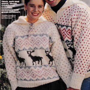 Könnte beinhalten: Cremefarbene isländische Pullover mit traditionellen Mustern. Ein Pullover hat ein Hirschdesign, während der andere ein Herzmuster hat. Die Pullover haben einen Kragen und werden von zwei Personen getragen. Das Bild enthält den Text "Thick, soft and warm, these traditional Icelandic sweaters look great outdoors."