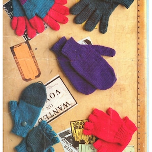 Op de afbeelding: Assortiment gebreide handschoenen en wanten in diverse kleuren, waaronder rood, blauwgroen, paars en donkergroen. De afbeelding bevat ook vintage reisefemeriden en de tekst "Double Knitting 4-7 years to Adult."