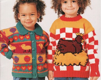 Op de afbeelding: Twee kindertruien. Eén is een vest met knopen en een teal kraag en bies, met een patroon van harten, eieren en gele kuikens. De andere is een trui met een rood-wit dambordpatroon en een kippenontwerp.