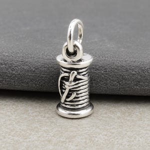 Sterling Silver 3D Spool of Thread Charm, Sewing Pendant, Quilting Charm, Seamstress Gift Jewelry 画像 1