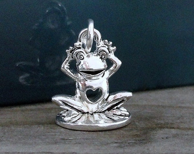 Silver Frog Charm, Froggy Charm, Frog Lover Charm, Frog with Heart Charm, Frog Jewelry, Frog Necklace Charm, Bracelet Charm, Frog Gift