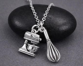 Collana Da Forno Per Donna Con Ciondolo A Forma Di Frusta – Gioiello Divertente Per Chef E Pasticciere, Regalo Ideale Per Appassionate Di Cucina (lunghezza 32,5 Cm, Colore Argento)