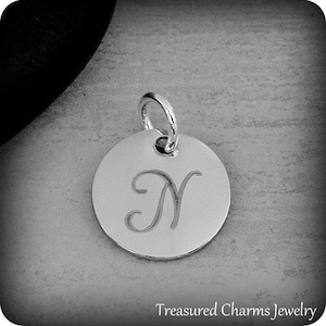 Edelstahl Buchstabe N Charm, Silber graviert Buchstabe N Runde Disc Initial Charm, kursiver N Charm, gravierter Alphabet Script Font Anhänger