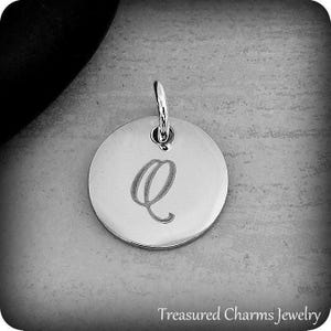 Ciondolo con lettera Q in acciaio inossidabile, ciondolo iniziale con lettera Q incisa in argento, ciondolo con Q corsivo, ciondolo con carattere alfabeto inciso