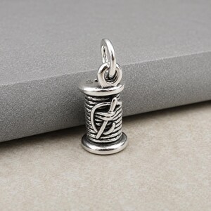 Sterling Silver 3D Spool of Thread Charm, Sewing Pendant, Quilting Charm, Seamstress Gift Jewelry 画像 2