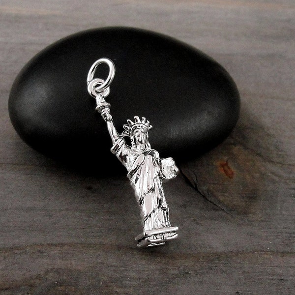 Statue of Liberty Charm, Silver 3D Lady Liberty Charm, New York City Charm, NYC Landmark Charm, New York Souvenir Charm, NYC Travel GIft