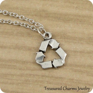 Collier de symbole de recyclage, charme de recyclage plaqué argent sur une chaîne de câble en argent