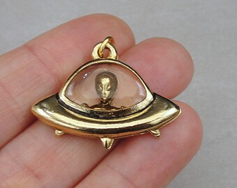20pcs/lot alien in flying saucer charm,bronze color,alien in UFO pendant 20pcs/lot alien in flying saucer charm,bronze color,alien in UFO pendant