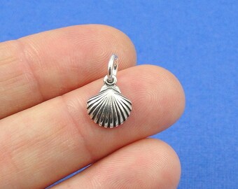 Sterling Silver Womens 1mm Mini Ridged Pecten Scallop Seashell Mollusk Pendant Necklace Sterling Silver Womens 1mm Mini Ridged Pecten Scallop Seashell Mollusk Pendant Necklace