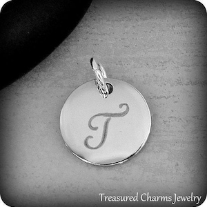 Breloque lettre T en acier inoxydable, breloque initiale disque rond lettre T gravée en argent, breloque T cursive, pendentif alphabet gravé