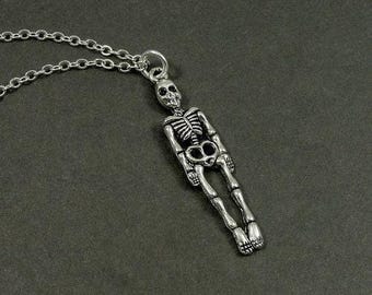 Menschliches Skelett Halskette, Silberskelett Charm an einer silbernen Kabelkette