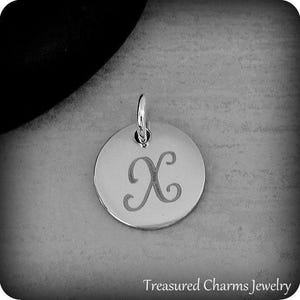 Charme initial de la lettre X en acier inoxydable, de la lettre X du disque rond gravé en argent, du charme X cursif, du pendentif alphabet gravé Alphabet Script Font
