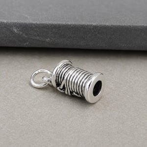 Sterling Silver 3D Spool of Thread Charm, Sewing Pendant, Quilting Charm, Seamstress Gift Jewelry 画像 3