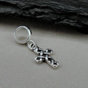 Ciondolo pendente con croce religiosa in argento Sterling 925, ciondolo europeo con piccola croce, ciondolo con croce sacra, ciondolo per bracciale, perlina con foro grande, gioielli religiosi immagine 2