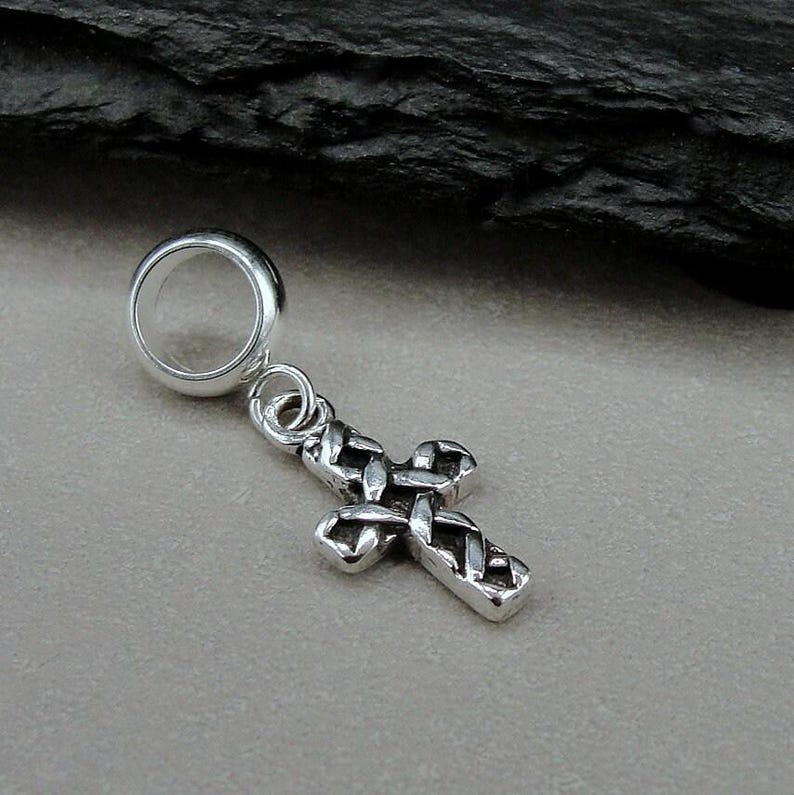 Ciondolo pendente con croce religiosa in argento Sterling 925, ciondolo europeo con piccola croce, ciondolo con croce sacra, ciondolo per bracciale, perlina con foro grande, gioielli religiosi immagine 2