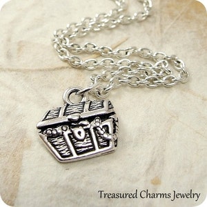 Collier de coffre au trésor, charme de coffre au trésor enterré plaqué argent sur une chaîne de câble en argent