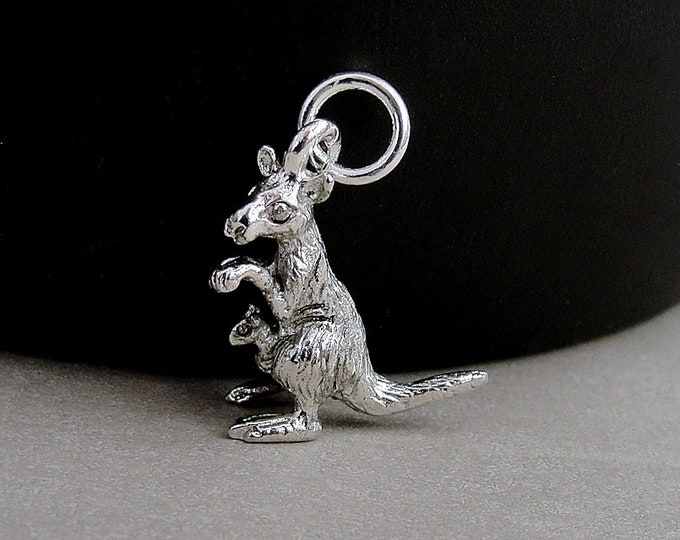 Silver Kangaroo Charm, Kangaroo Necklace Charm, 3D Kangaroo Charm, Australian Charm, Zoo Animal Charm, Australian Themed Jewelry