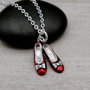 Collier chaussons rouges rubis, collier breloques chaussures argent et rouge, breloque chaussons rouges, collier chaussures rouges, bijoux chaussons rubis