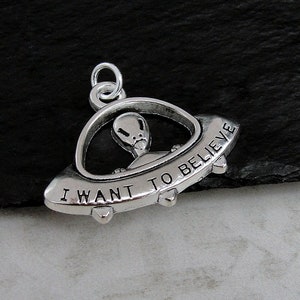 Breloque OVNI, breloque de vaisseau spatial extraterrestre en argent pour collier, breloque extraterrestre, breloque extraterrestre, pendentif soucoupe volante, pendentif OVNI, cadeau OVNI