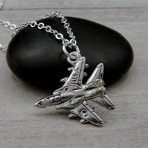 USA Kampfjet Halskette, versilberte Kampfjet Charme Halskette, Militärflugzeug Charme, Luftwaffe Kampfflugzeug Charme Halskette