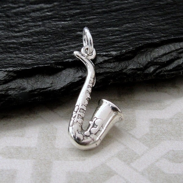 Breloque saxophone, breloque saxophone 3D en argent sterling 925, breloque orchestre de jazz, breloque instrument de musique, cadeau de joueur de saxophone