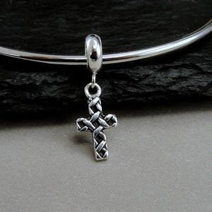 Ciondolo pendente con croce religiosa in argento Sterling 925, ciondolo europeo con piccola croce, ciondolo con croce sacra, ciondolo per bracciale, perlina con foro grande, gioielli religiosi immagine 1