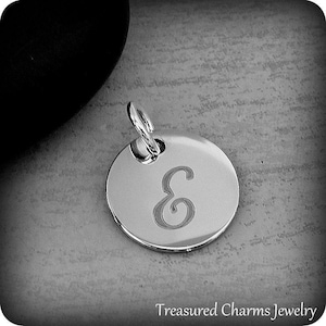 Breloque lettre E en acier inoxydable, breloque initiale disque rond lettre E gravée en argent, breloque E cursive, pendentif écriture alphabet gravée