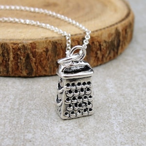 Käsereibe Halskette, Sterling Silber 3D Käse Shredder Anhänger an einer silbernen Kabelkette, Koch Halskette, Koch Geschenk, Küchengerät Charm
