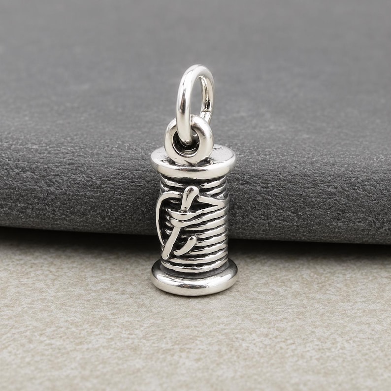 Sterling Silver 3D Spool of Thread Charm, Sewing Pendant, Quilting Charm, Seamstress Gift Jewelry 画像 1