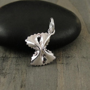 Dije de pasta de plata Farfalle, dije de pasta de pajarita, dije de pasta de mariposa, colgante de pasta, dije de collar de pasta de pajarita, dije de pulsera, regalo de pasta