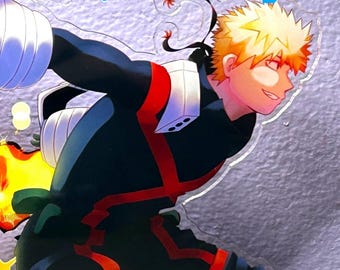 Könnte beinhalten: Ein Acryl-Aufsteller mit einer Anime-Figur mit stacheligen blonden Haaren, die einen schwarzen Anzug mit roten Akzenten und weißen Handschuhen trägt. Die Figur ist in einer dynamischen Pose mit orangefarbenen Flammen dargestellt. Der Text Ulqer on Etsy ist sichtbar.
