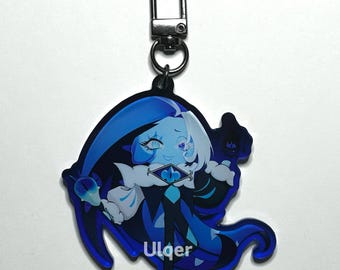 Könnte beinhalten: Ein blau-weißer Charakter-Schlüsselanhänger mit einem silbernen Verschluss. Die Figur hat blaue Haut, weiße Haare und trägt ein dunkelblaues Outfit. Das Wort "Ulqer" ist unten auf dem Schlüsselanhänger in Weiß aufgedruckt.
