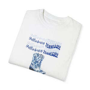 Camiseta vaquera Comfort Colors de Gatlinburg TN, botas vaqueras estilo chinoiserie, lazo azul, camiseta vaquera, camisa de mujer, camiseta de regalo