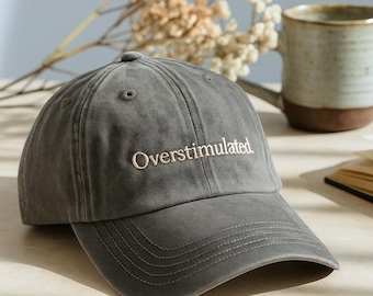 Gorra bordada "Sobreestimulado", gorra de béisbol lavada para la ansiedad, gorra de papá para la salud mental, regalo para quienes piensan demasiado, gorra con estética extraña