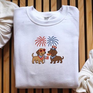 Camiseta bordada com estampa de dachshund patriótico, camiseta para filhotes do 4 de julho, camiseta com a bandeira dos EUA para animais de estimação, camiseta fofa do Dia da Independência para mãe de cachorro