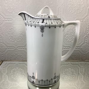 Peut inclure: Ensemble de trois tasses en céramique avec une finition mate et mouchetée. Les tasses sont de couleur crème, gris clair et gris foncé. Chaque tasse a un design simple et minimaliste.