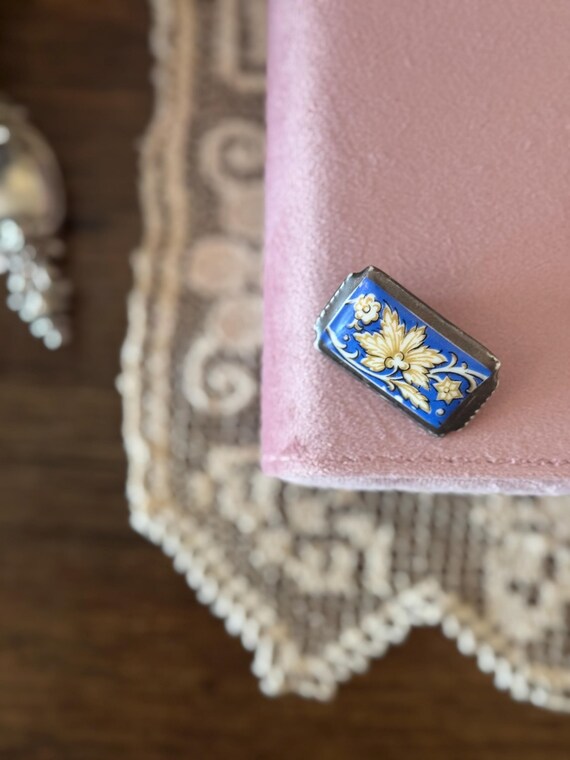 Schumann Bavaria porcelain brooch