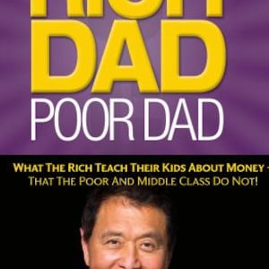 Può includere: La copertina di "Rich Dad Poor Dad" presenta il titolo in grandi lettere gialle su sfondo viola. Il nome dell'autore, Robert T. Kiyosaki, è in basso, con una foto dell'autore sopra. Un sigillo dorato recita "Best #1 Personal Finance Book of All Time! Seller".