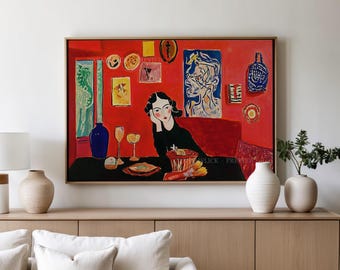 Puede incluir: Un cuadro rectangular enmarcado que muestra una escena interior de color rojo vibrante con una persona con una prenda superior negra sentada a una mesa. La obra presenta varios elementos decorativos, como un jarrón azul, cristalería y varias imágenes pequeñas enmarcadas.