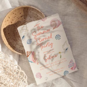 Puede incluir: Una tarjeta de invitaci&oacute;n blanca con el texto "The Summer I Turned Thirty" e ilustraciones de conchas marinas en rosa, azul y amarillo. La tarjeta incluye detalles del evento y un nombre, Selena.
