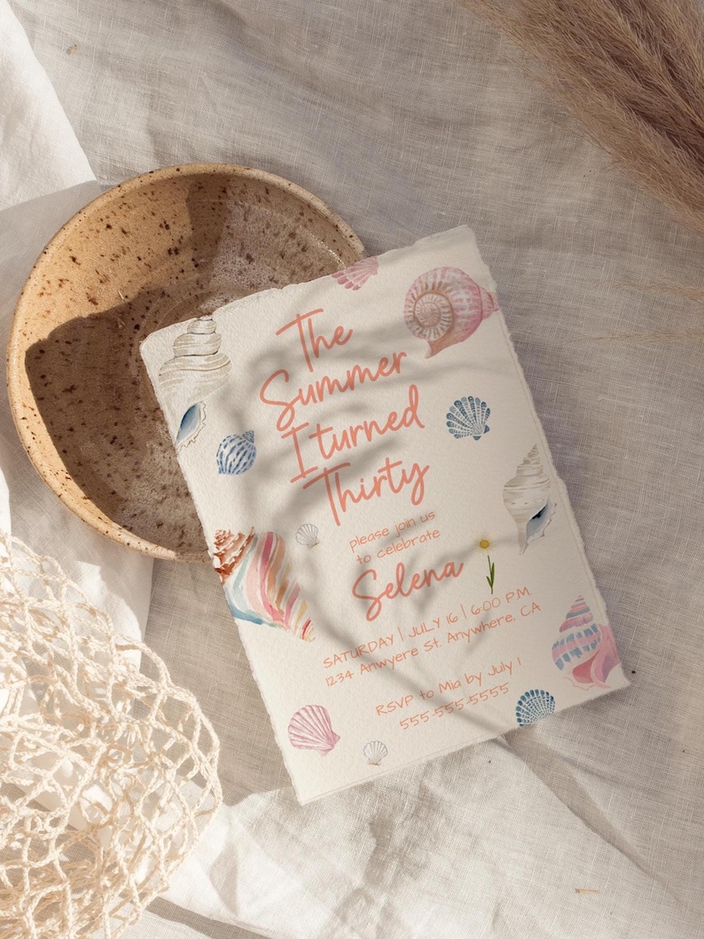 Puede incluir: Una tarjeta de invitaci&oacute;n blanca con el texto "The Summer I Turned Thirty" e ilustraciones de conchas marinas en rosa, azul y amarillo. La tarjeta incluye detalles del evento y un nombre, Selena.