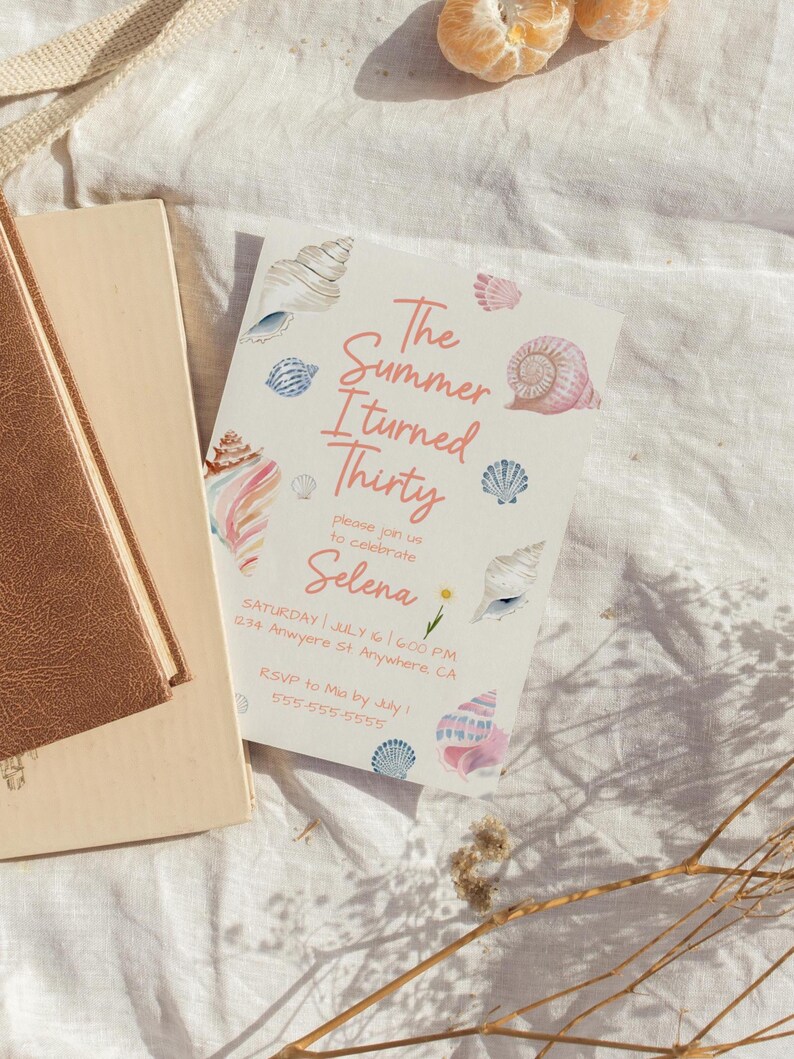 Puede incluir: Una tarjeta de invitaci&oacute;n blanca con el texto "The Summer I turned Thirty" e ilustraciones de conchas marinas. La tarjeta incluye detalles del evento: fecha, hora, lugar e informaci&oacute;n de RSVP. La tarjeta est&aacute; junto a dos libros.