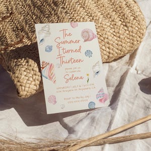 Pu&ograve; includere: Un biglietto d'invito color crema con illustrazioni di conchiglie e il testo "The Summer I Turned Thirteen" &egrave; in mostra. L'invito include i dettagli della festa, con una borsa di paglia intrecciata sullo sfondo.