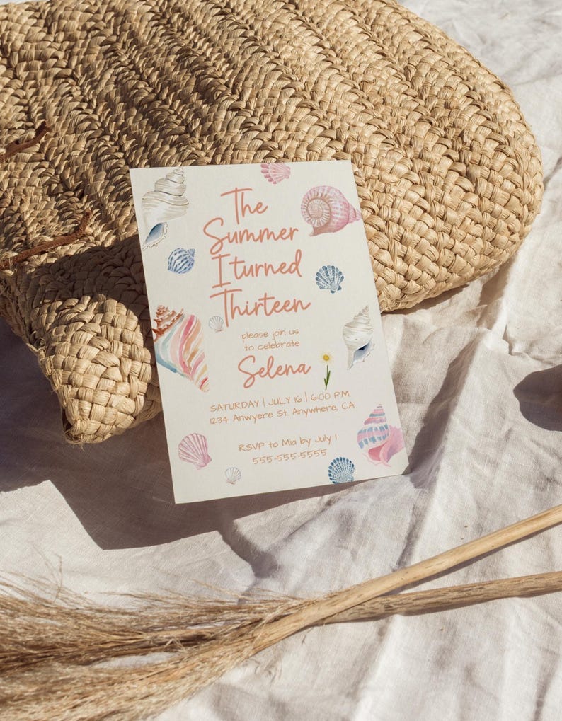 Pu&ograve; includere: Un biglietto d'invito color crema con illustrazioni di conchiglie e il testo "The Summer I Turned Thirteen" &egrave; in mostra. L'invito include i dettagli della festa, con una borsa di paglia intrecciata sullo sfondo.