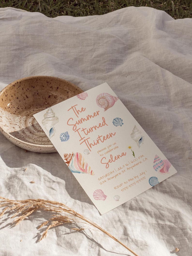 Pu&ograve; includere: Un invito color crema con illustrazioni di conchiglie e il testo "The Summer I Turned Thirteen" in rosa. L'invito &egrave; per la festa di compleanno di Selena, con data, ora e luogo.
