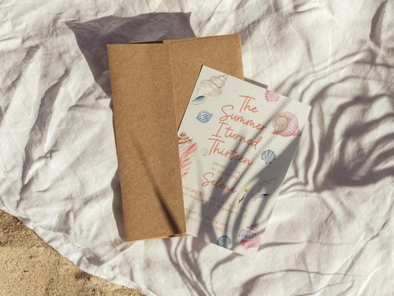 Pu&ograve; includere: Una busta di carta marrone con un biglietto d'invito bianco. Il biglietto riporta il testo "The Summer I Turned Thirteen" con illustrazioni di conchiglie. L'invito &egrave; per il compleanno di Selena.